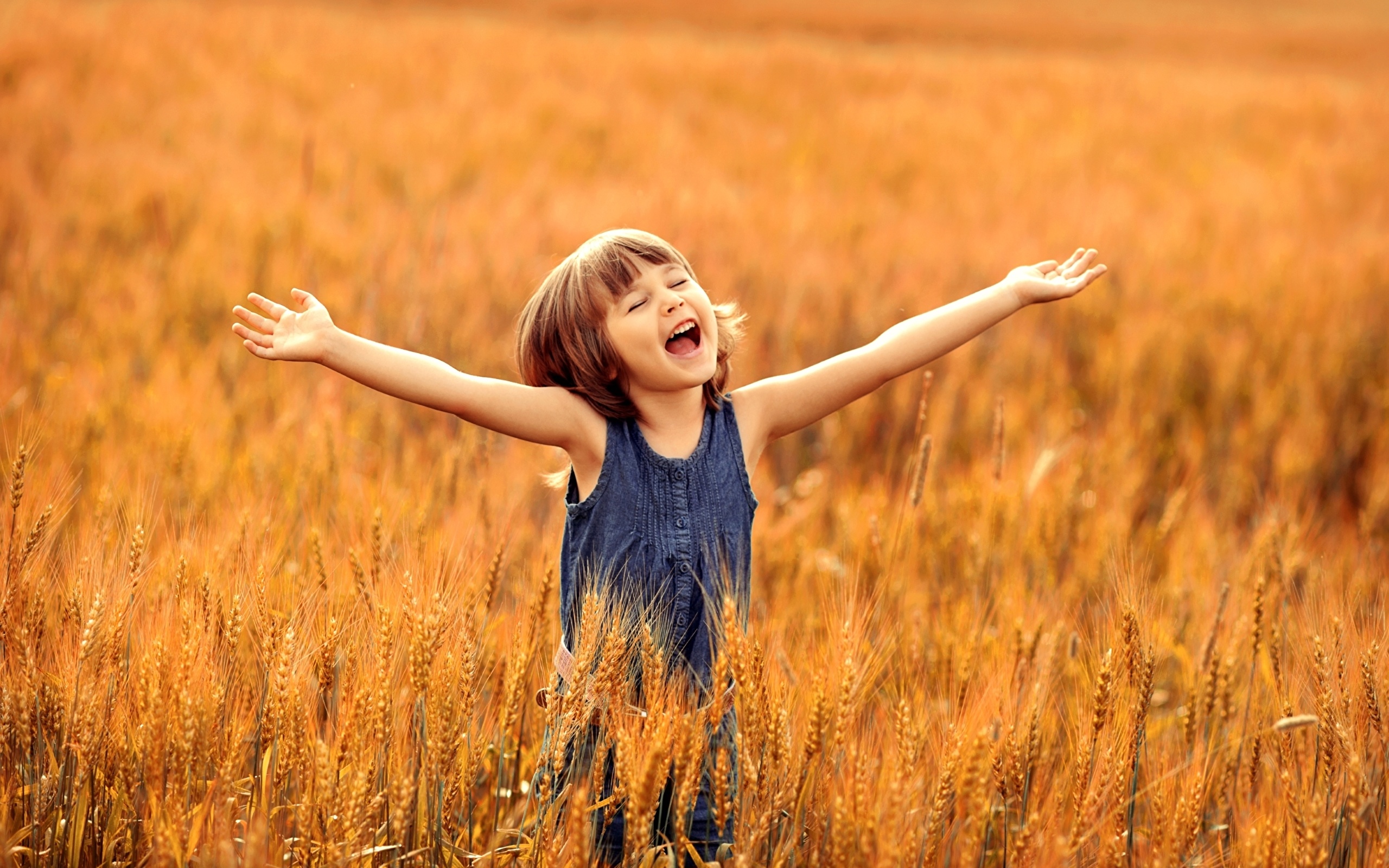 Мы рождены для вдохновенья. Девочка в поле. Радости и счастья. Радостная девочка. Радость детства.